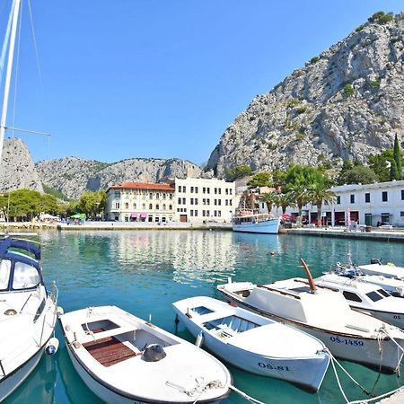 Apartments Mira Omis Exterior photo