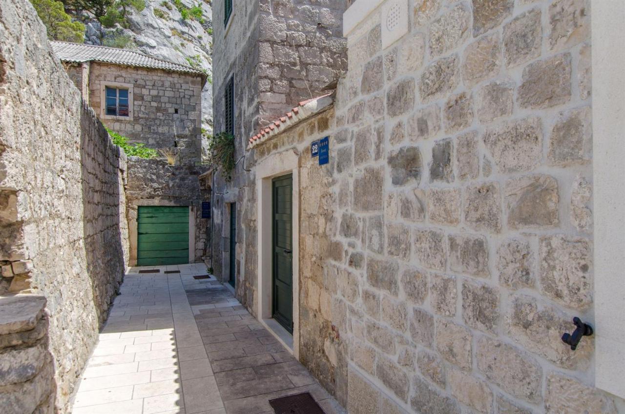 Apartments Mira Omis Exterior photo