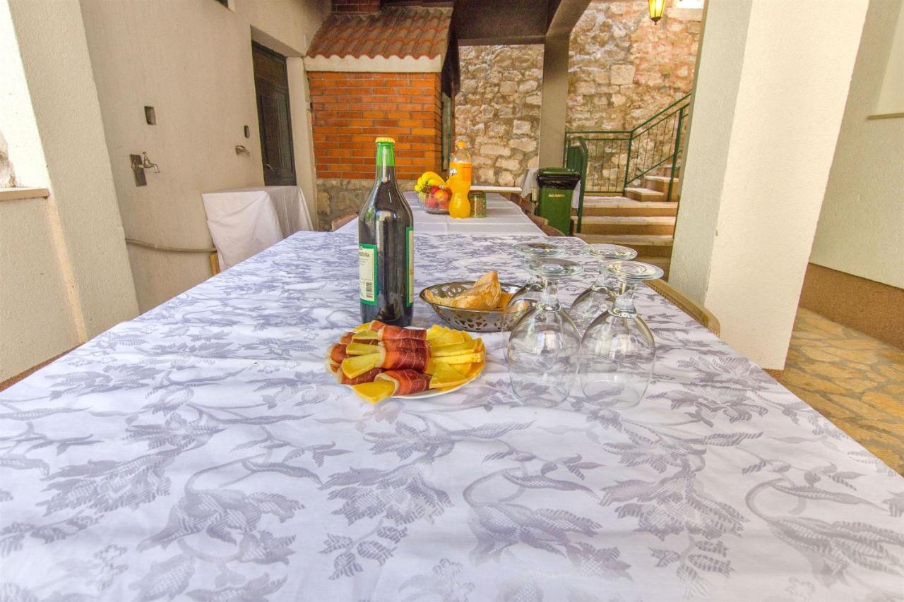 Apartments Mira Omis Exterior photo