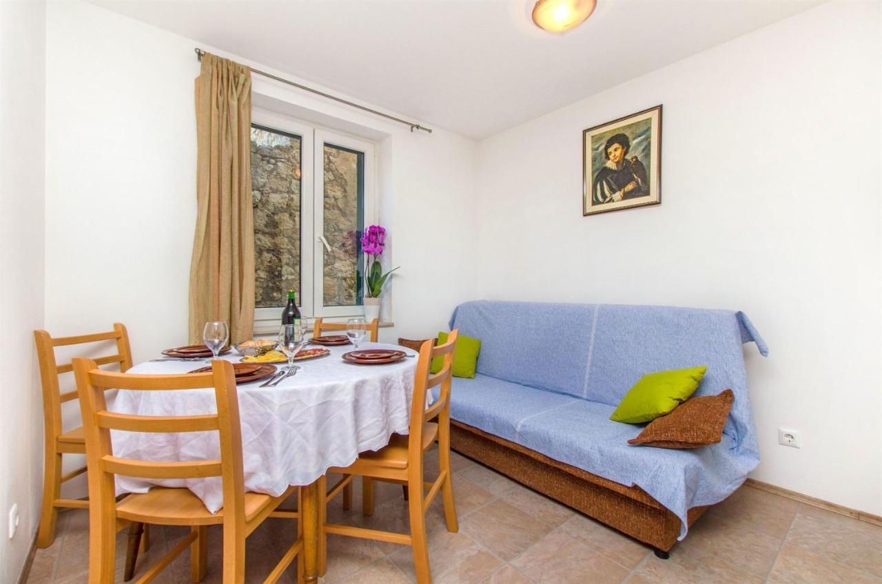 Apartments Mira Omis Exterior photo