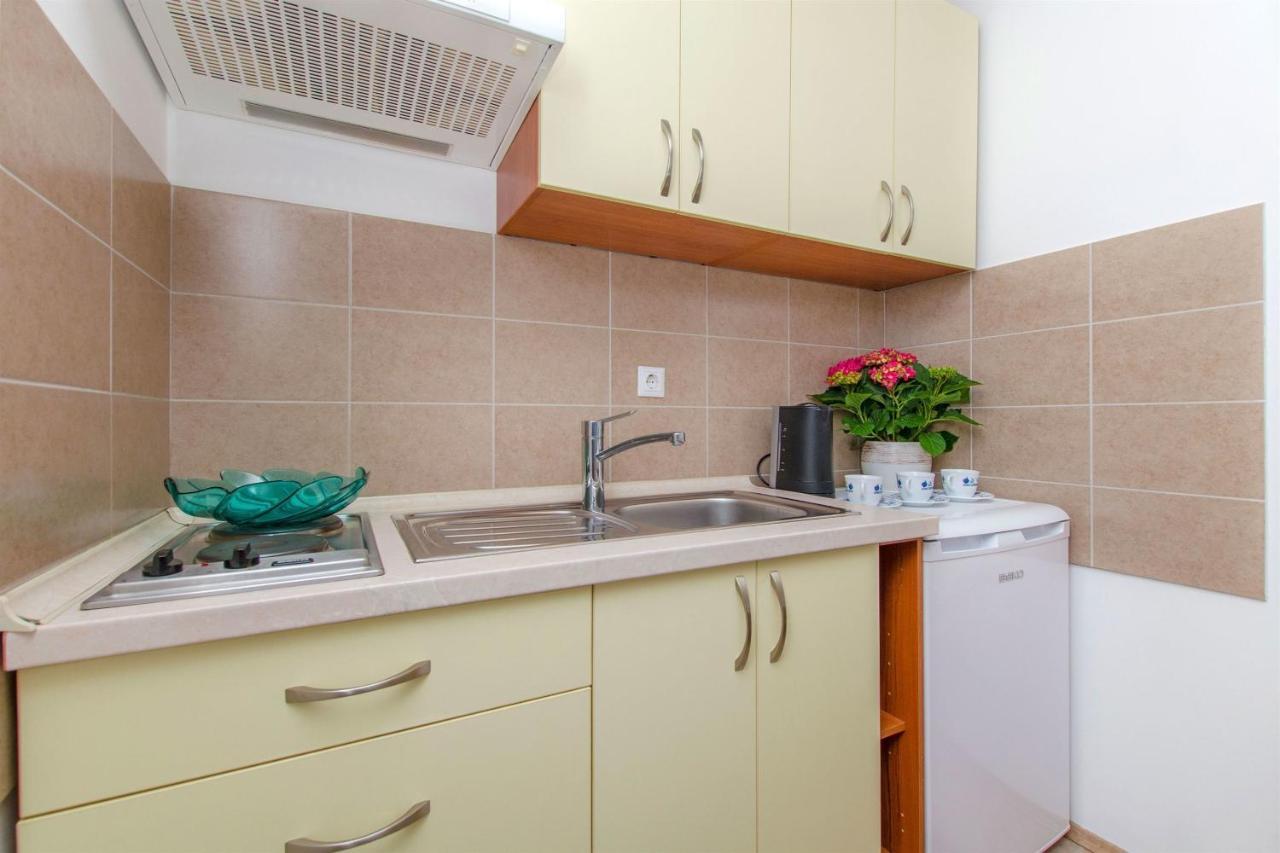Apartments Mira Omis Exterior photo