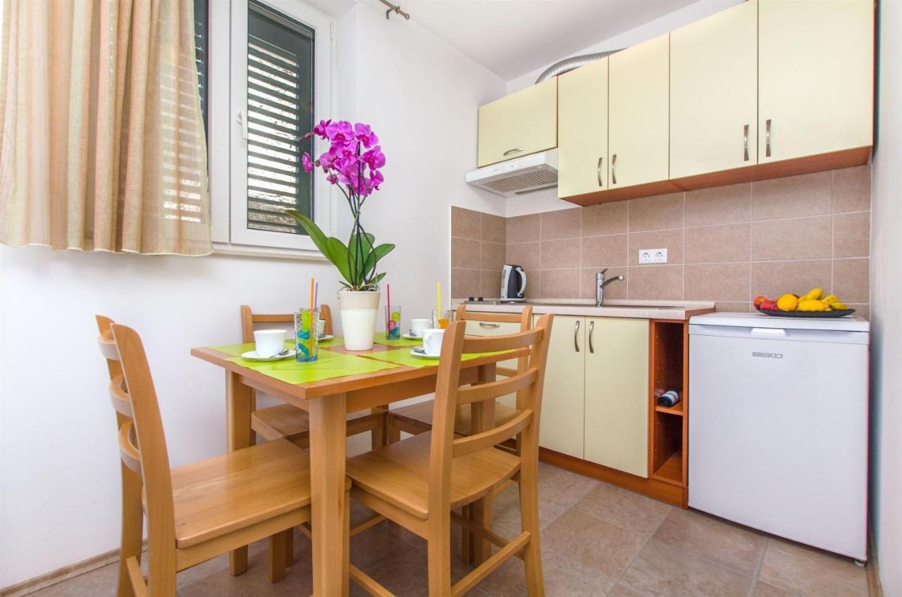Apartments Mira Omis Exterior photo