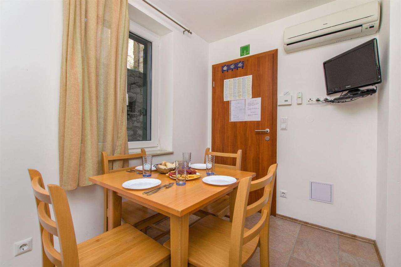Apartments Mira Omis Exterior photo