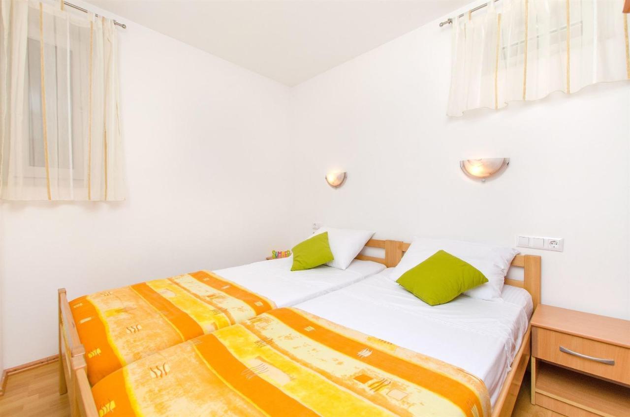 Apartments Mira Omis Exterior photo