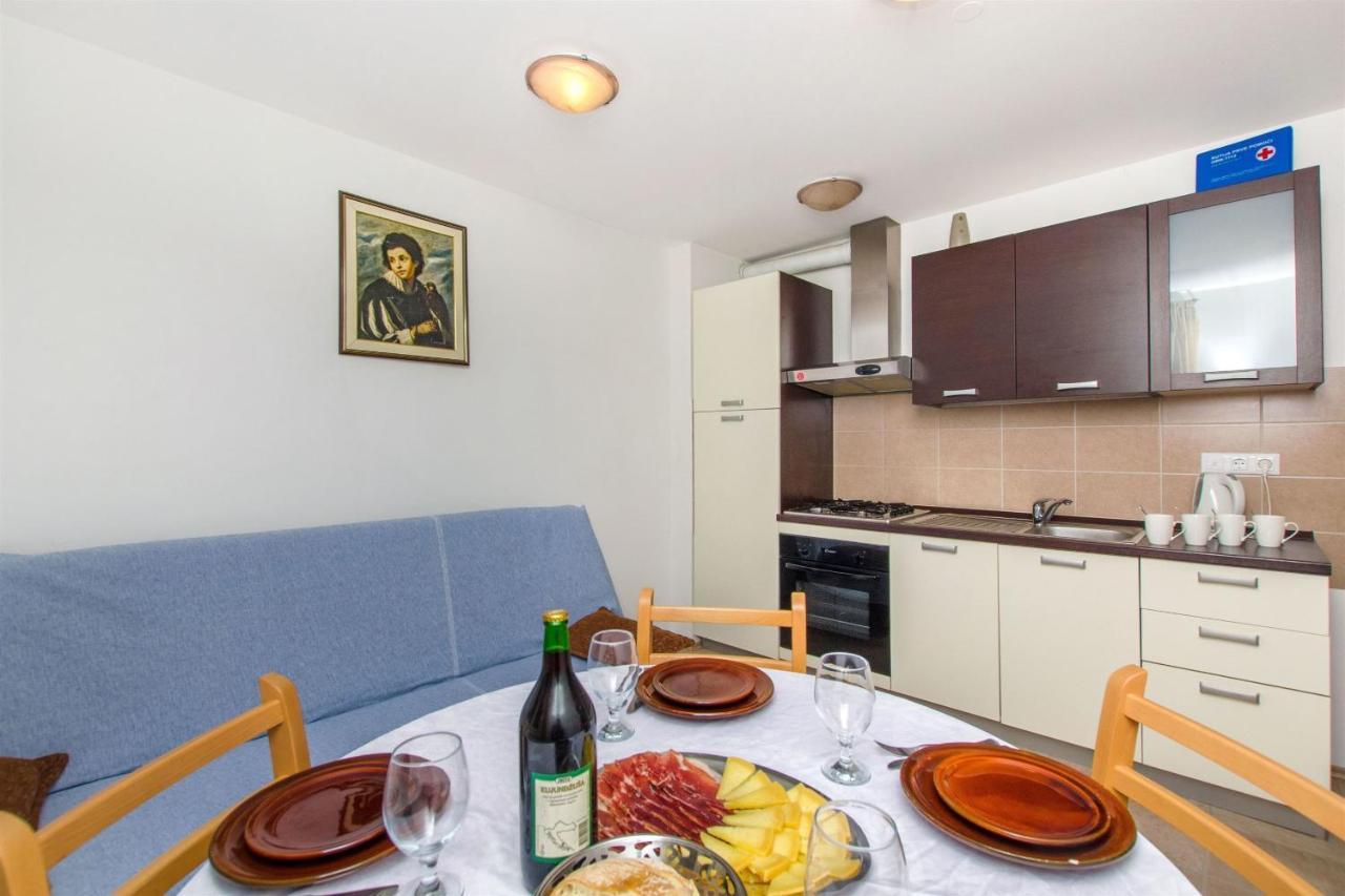 Apartments Mira Omis Exterior photo