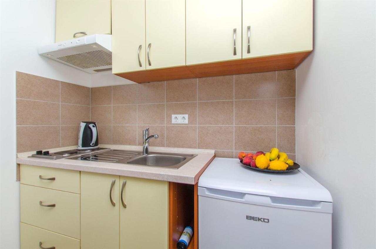 Apartments Mira Omis Exterior photo