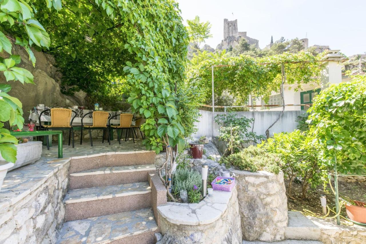 Apartments Mira Omis Exterior photo