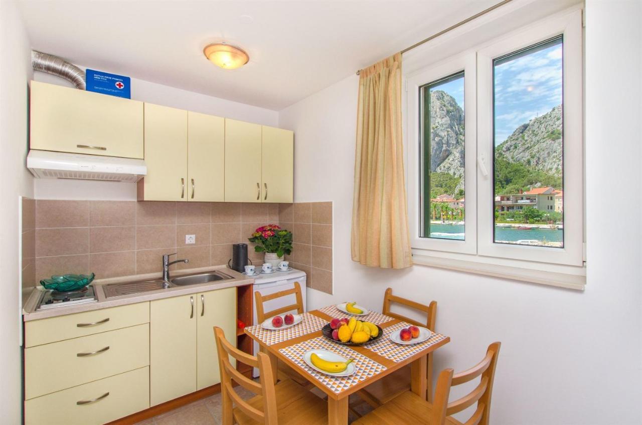 Apartments Mira Omis Exterior photo