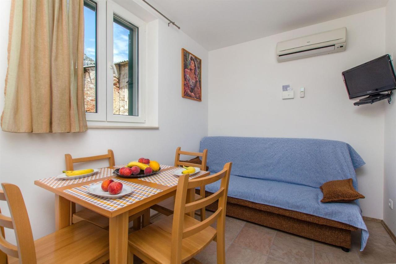 Apartments Mira Omis Exterior photo