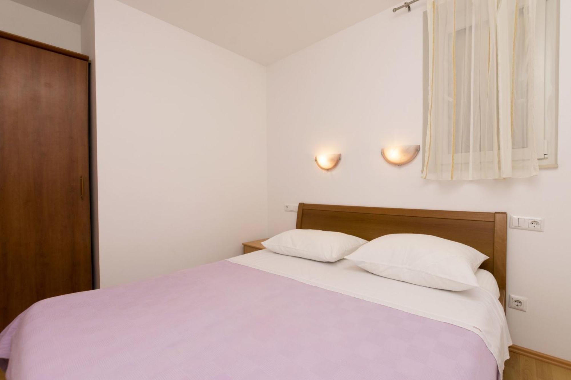 Apartments Mira Omis Exterior photo