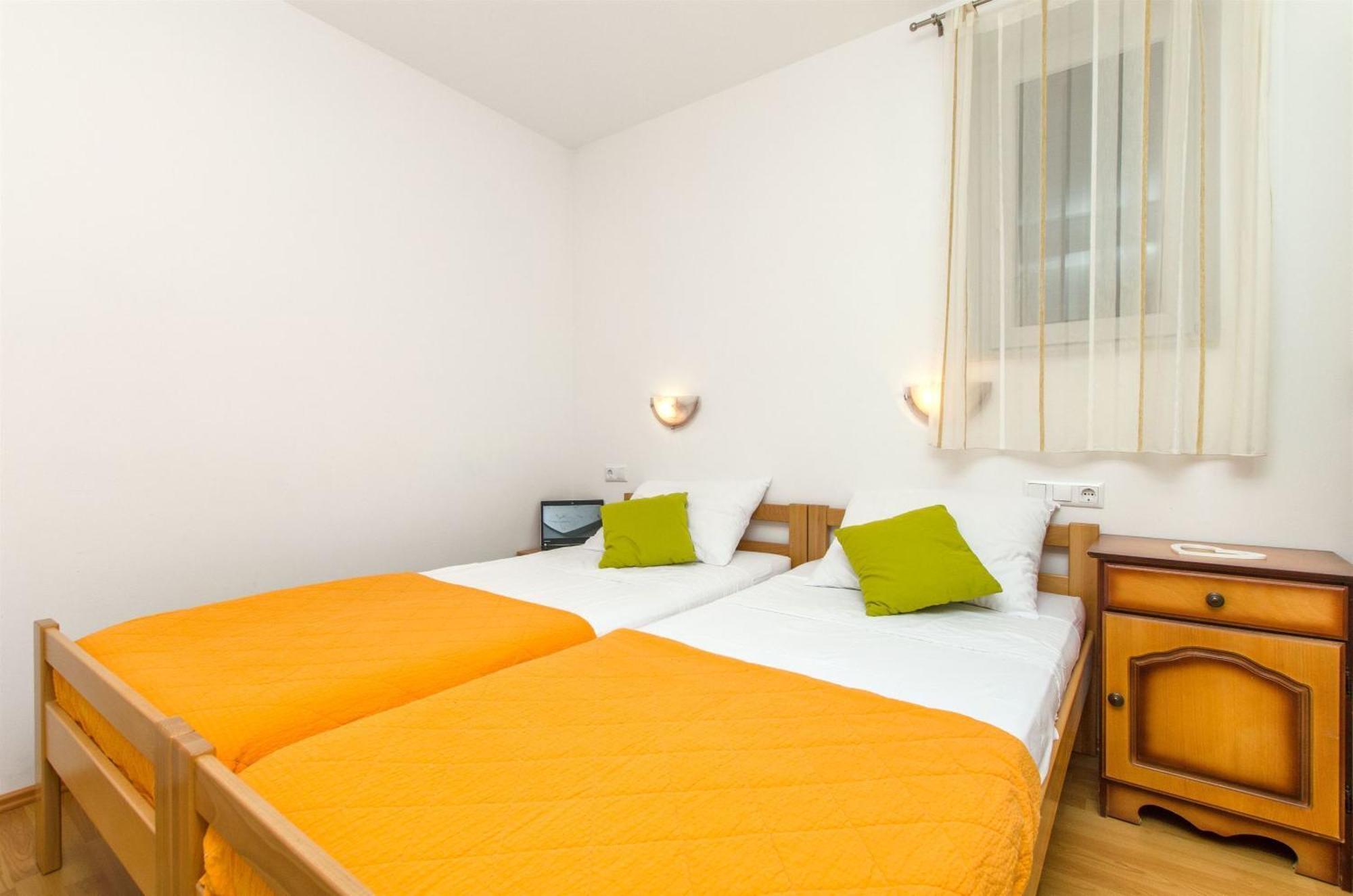 Apartments Mira Omis Exterior photo