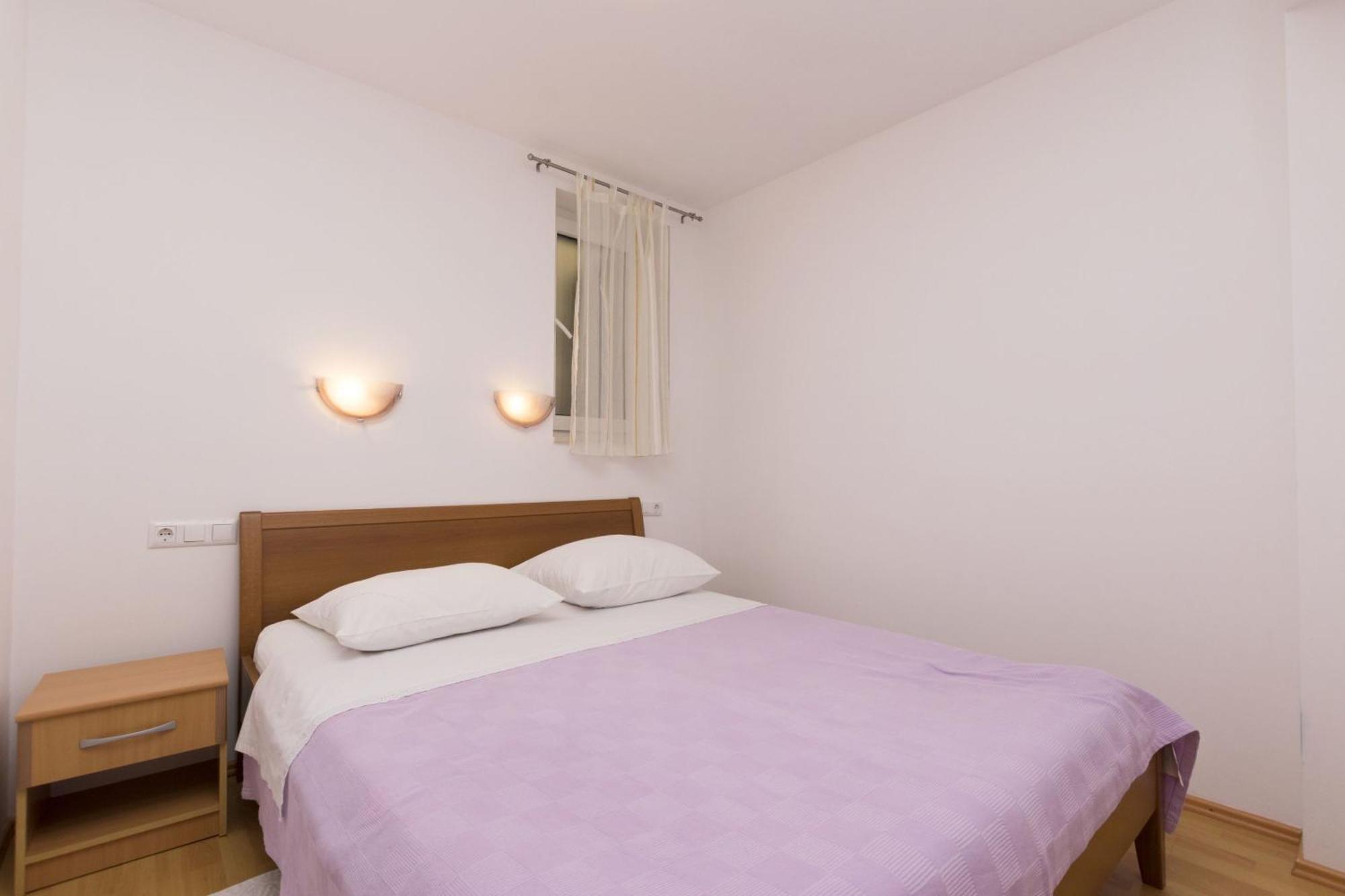 Apartments Mira Omis Exterior photo