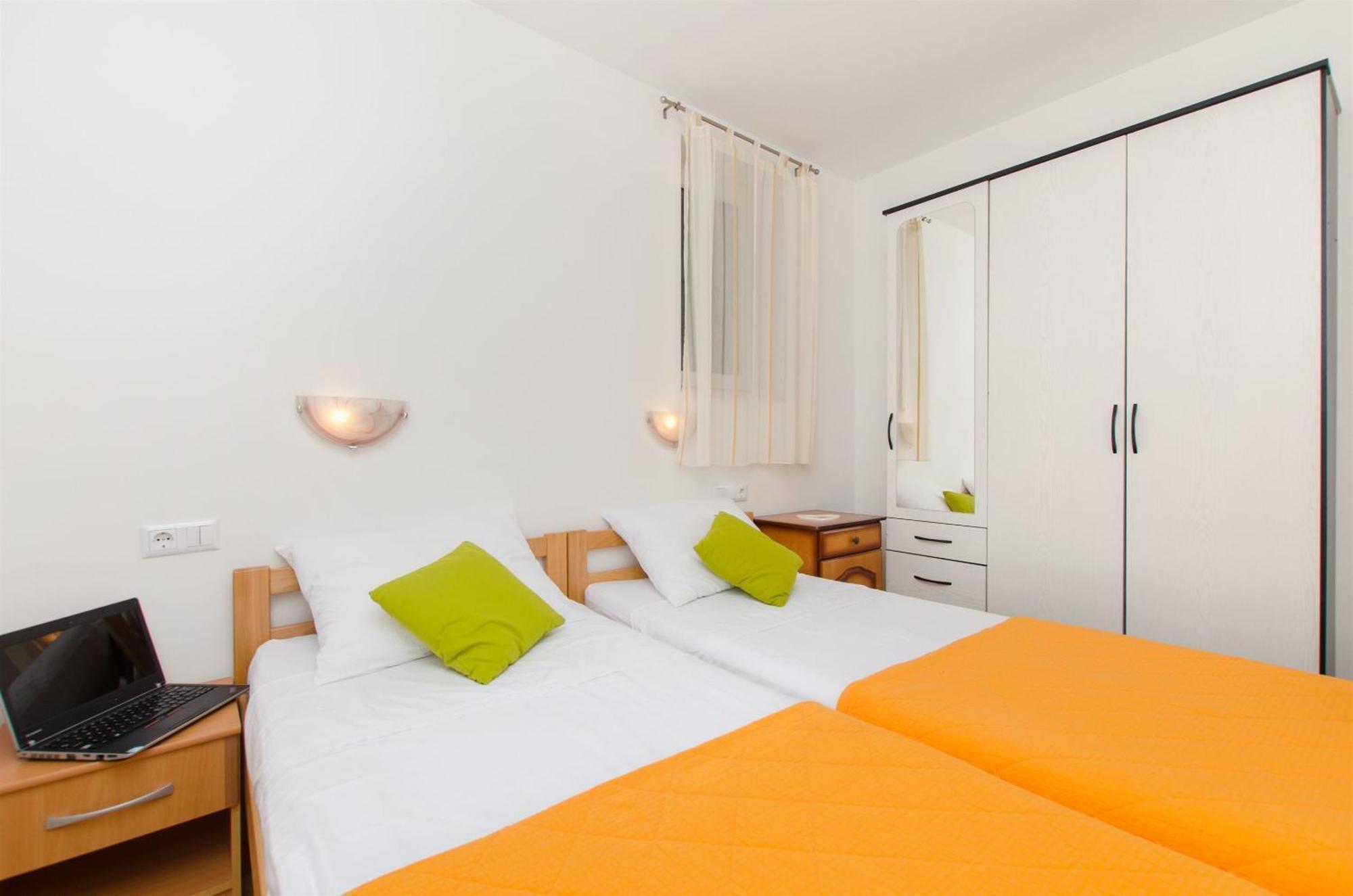 Apartments Mira Omis Exterior photo