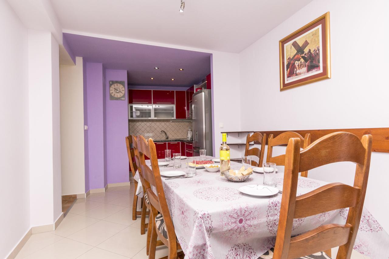 Apartments Mira Omis Exterior photo