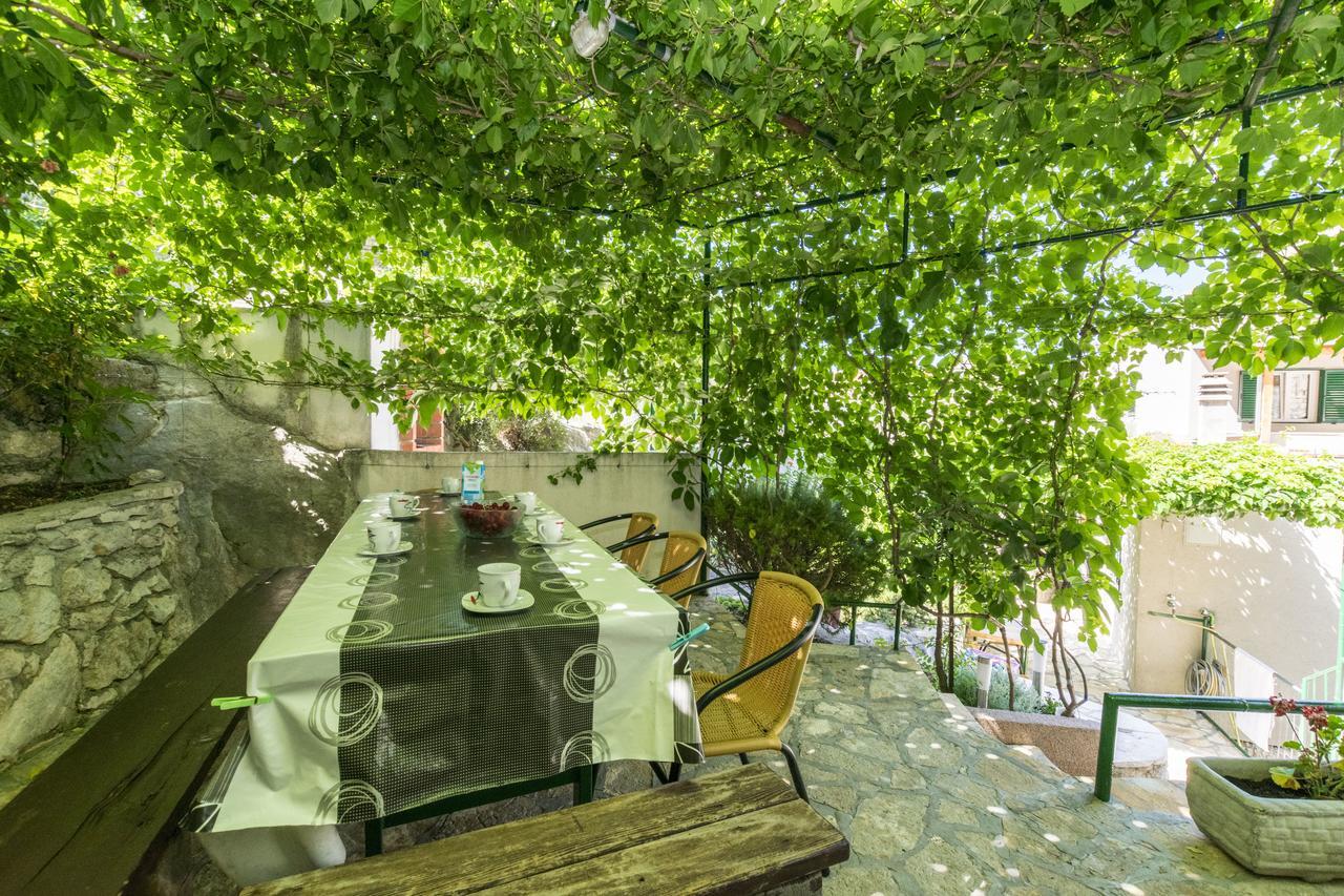 Apartments Mira Omis Exterior photo