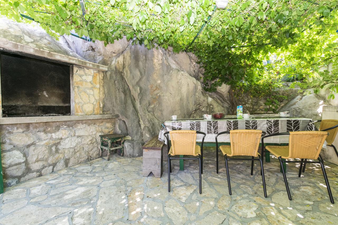 Apartments Mira Omis Exterior photo