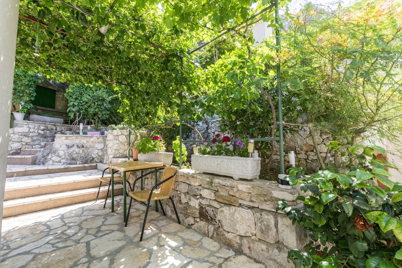 Apartments Mira Omis Exterior photo
