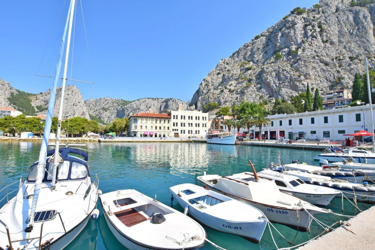 Apartments Mira Omis Exterior photo