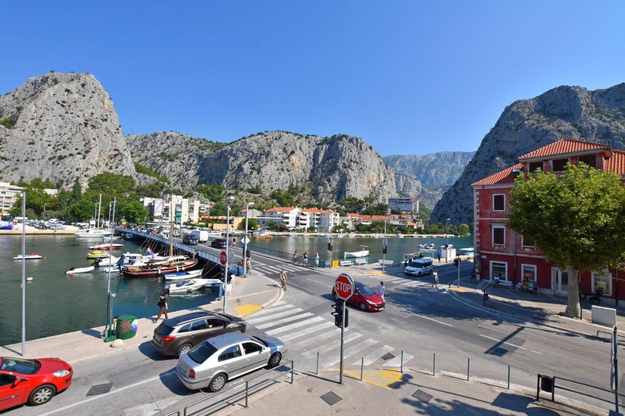 Apartments Mira Omis Exterior photo