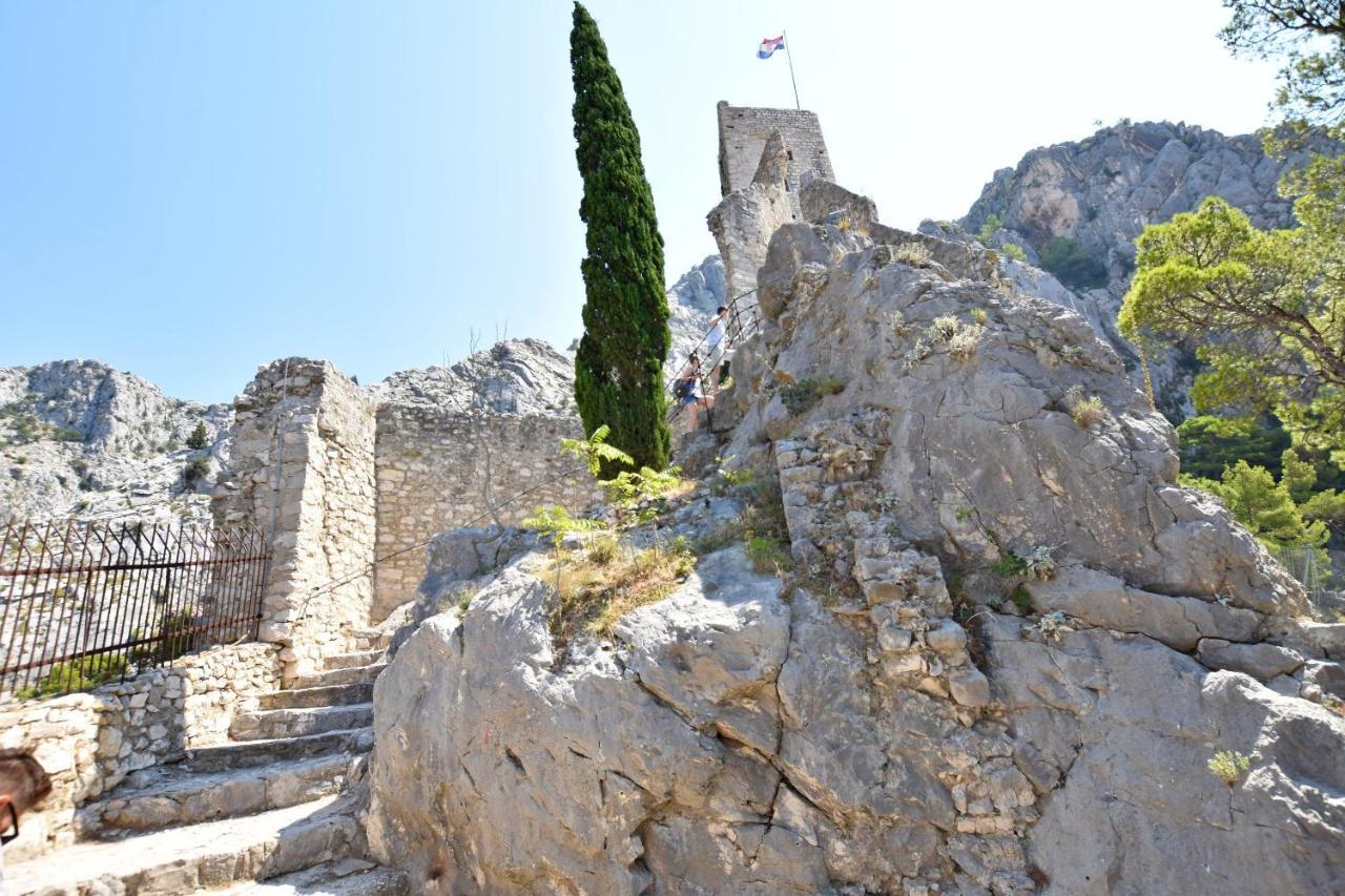 Apartments Mira Omis Exterior photo