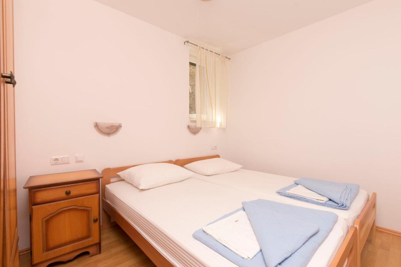 Apartments Mira Omis Exterior photo